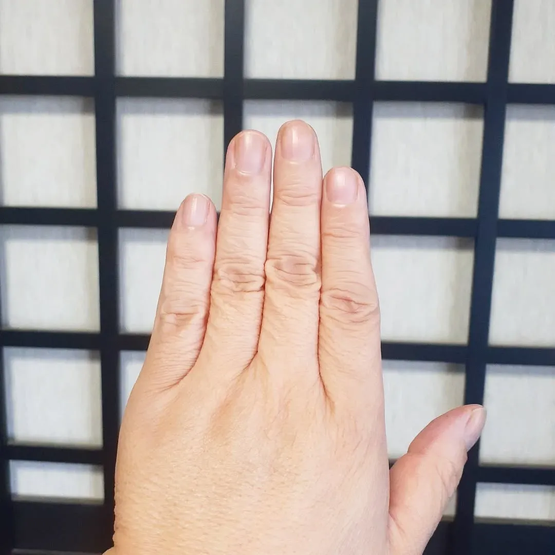 【長住】YouTube見てたら「衝撃の指」左手薬指が人差し指...