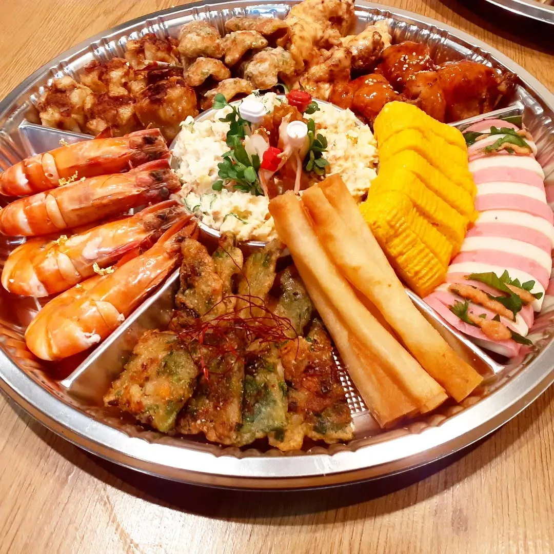 【長住】今日は朝から雪⛄ちらほら・・　毎年恒例のオードブル今...